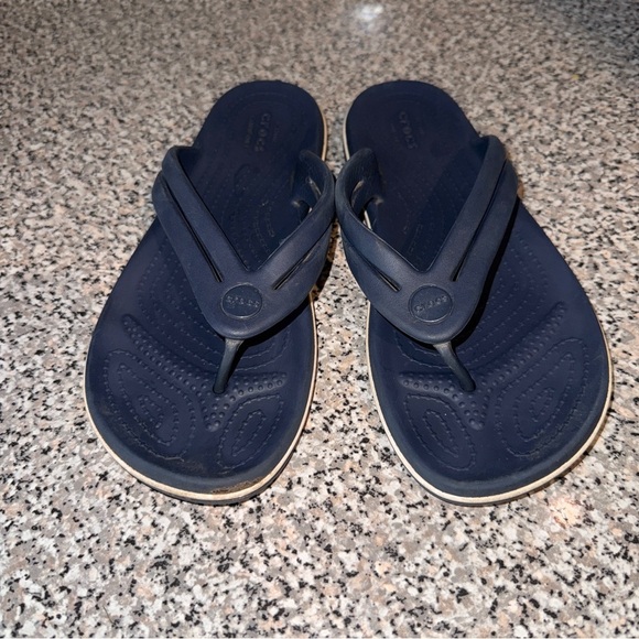 CROCS Blue Sandals with Y-Shaped Strap and Minimalist Design - Picture 2 of 5